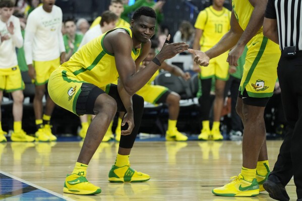 Dante makes hook shot with 37 seconds left and Oregon holds off